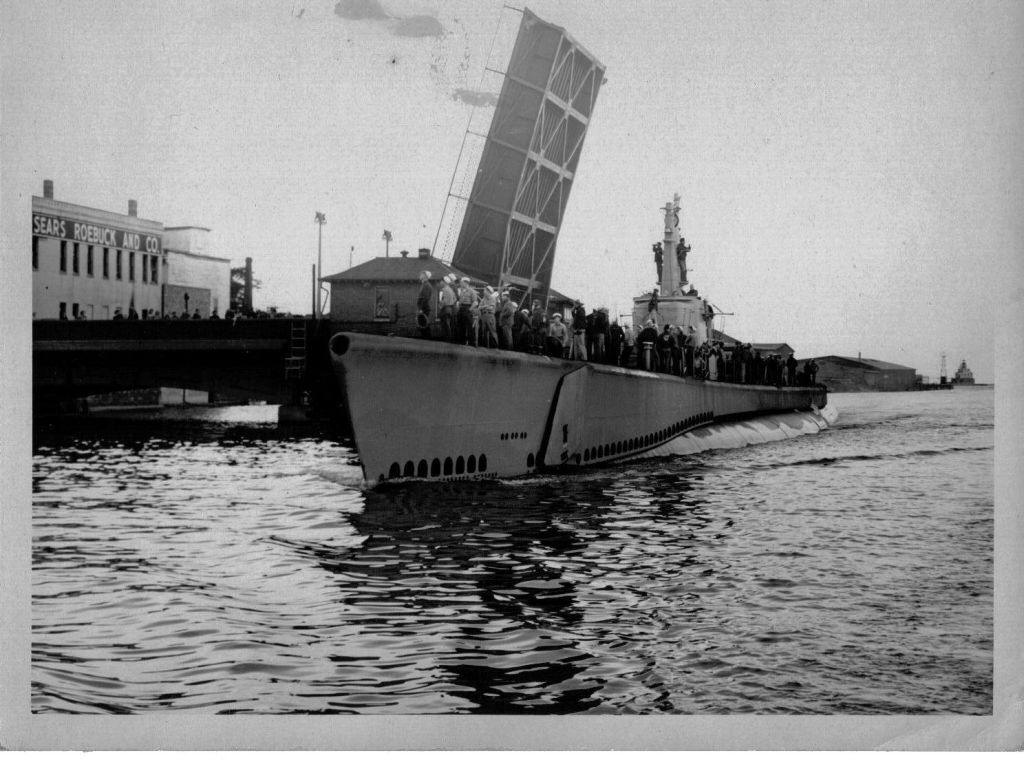 uss lagarto passing through chigago. picture donated by steve morast, son of william d. morast (1921-1974) who served as a signalman and radio operator on three subs during wwii